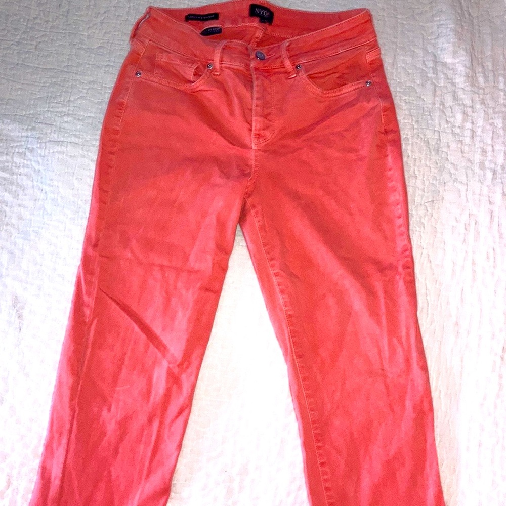 Size 6 Coral color NYDJ straight cut